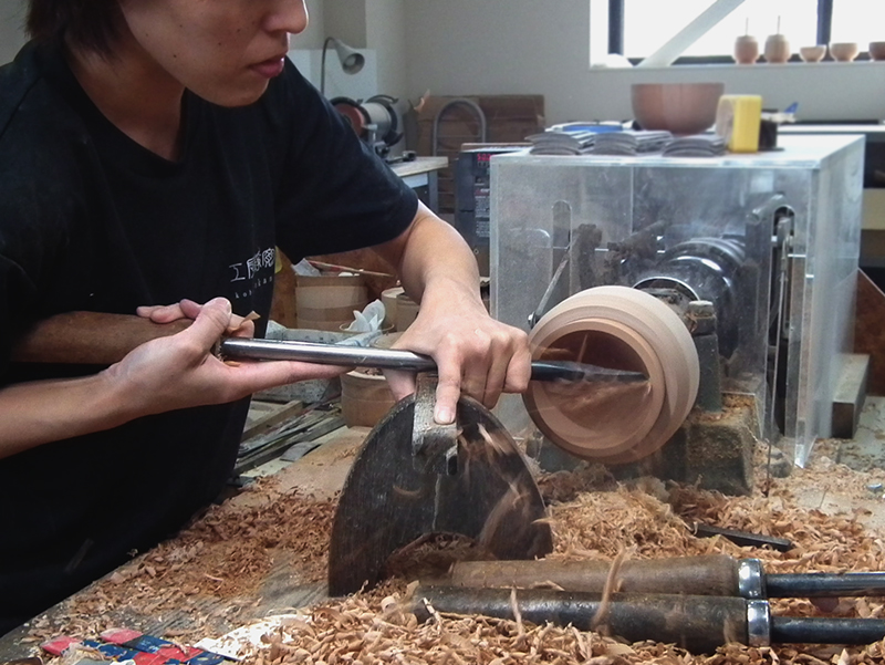 木地挽き職人の技 – 守田漆器株式会社